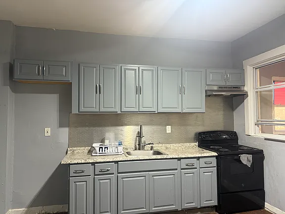 4 Bedrooms at 74 Baldwin Ave #1R, Newark NJ — photo 1