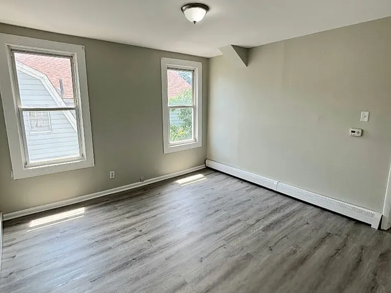 4 Bedrooms at 27-29 N Munn Ave #2, Newark NJ — photo 4