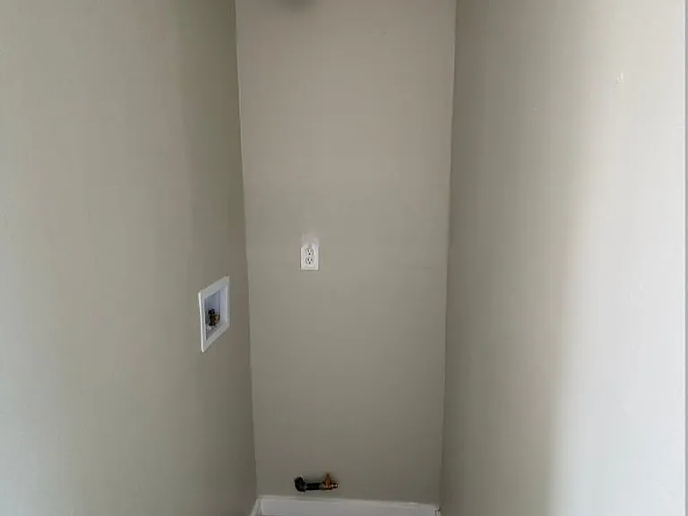 4 Bedrooms at 27-29 N Munn Ave #2, Newark NJ — photo 5
