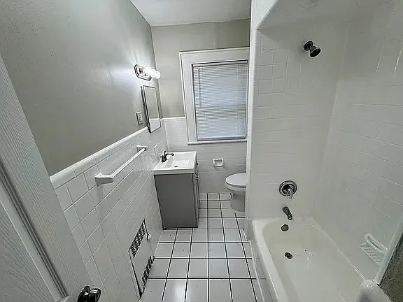 4 Bedrooms at 148-150 Norwood St #1, Newark NJ — photo 2